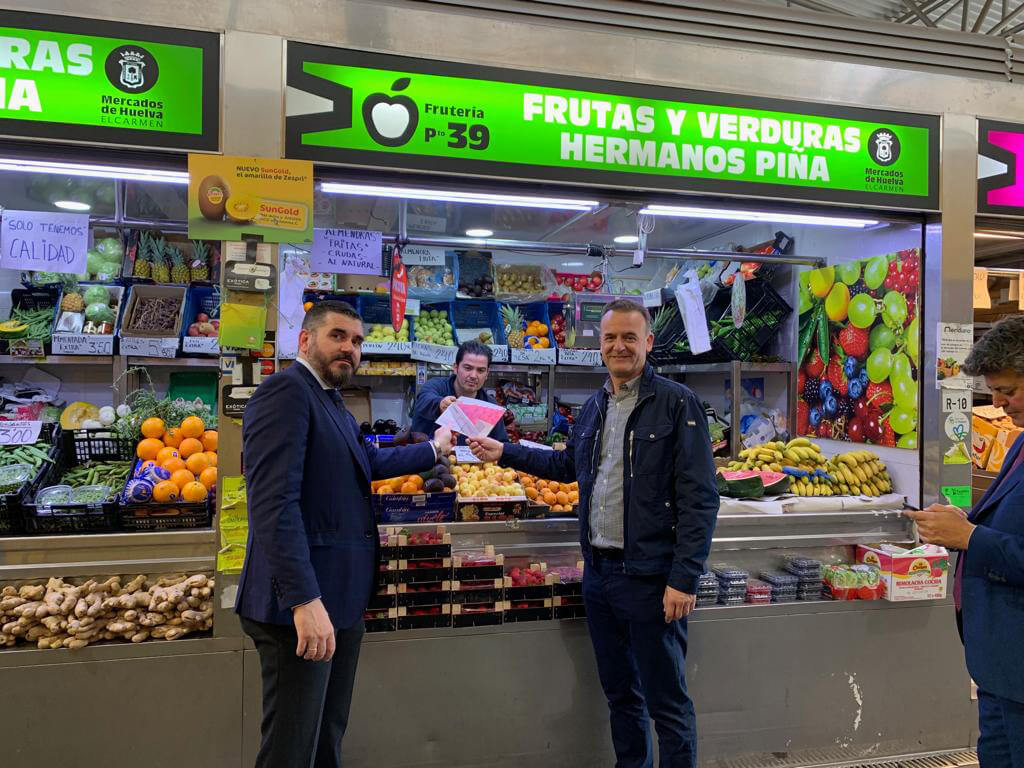 Interfresa y Fedemco informan en el Mercado del Carmen sobre el correcto envasado de la fresa